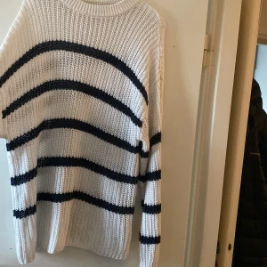  stickad tröja  - Oversize stickad randig tröja ifrån lager 157 i strl L/XL Aldrig använd så bra skick