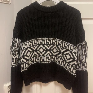 Stickad tröja - Fin och varm stickad tröja. I fint skick💕