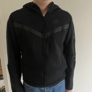 Svart Nike tech  - Knappt använd, skick 9/10