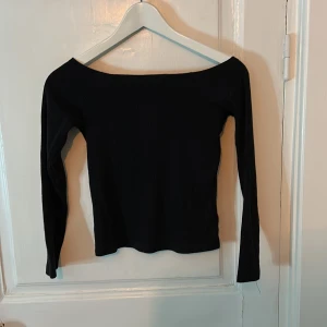 Ribbad Off shoulder tröja - Ribbad off shoulder tröja i stl S. Använd ett fåtals gånger men den är i ett väldigt bra skick.