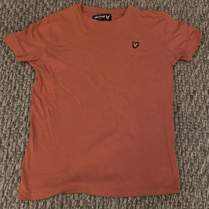 Lyle & scott t-shirt  - En jättefin Lyle & scott t-shirt💗skriv om ni undrar något💗 färgen är lite oklar men typ coral rosa me lite orange💗