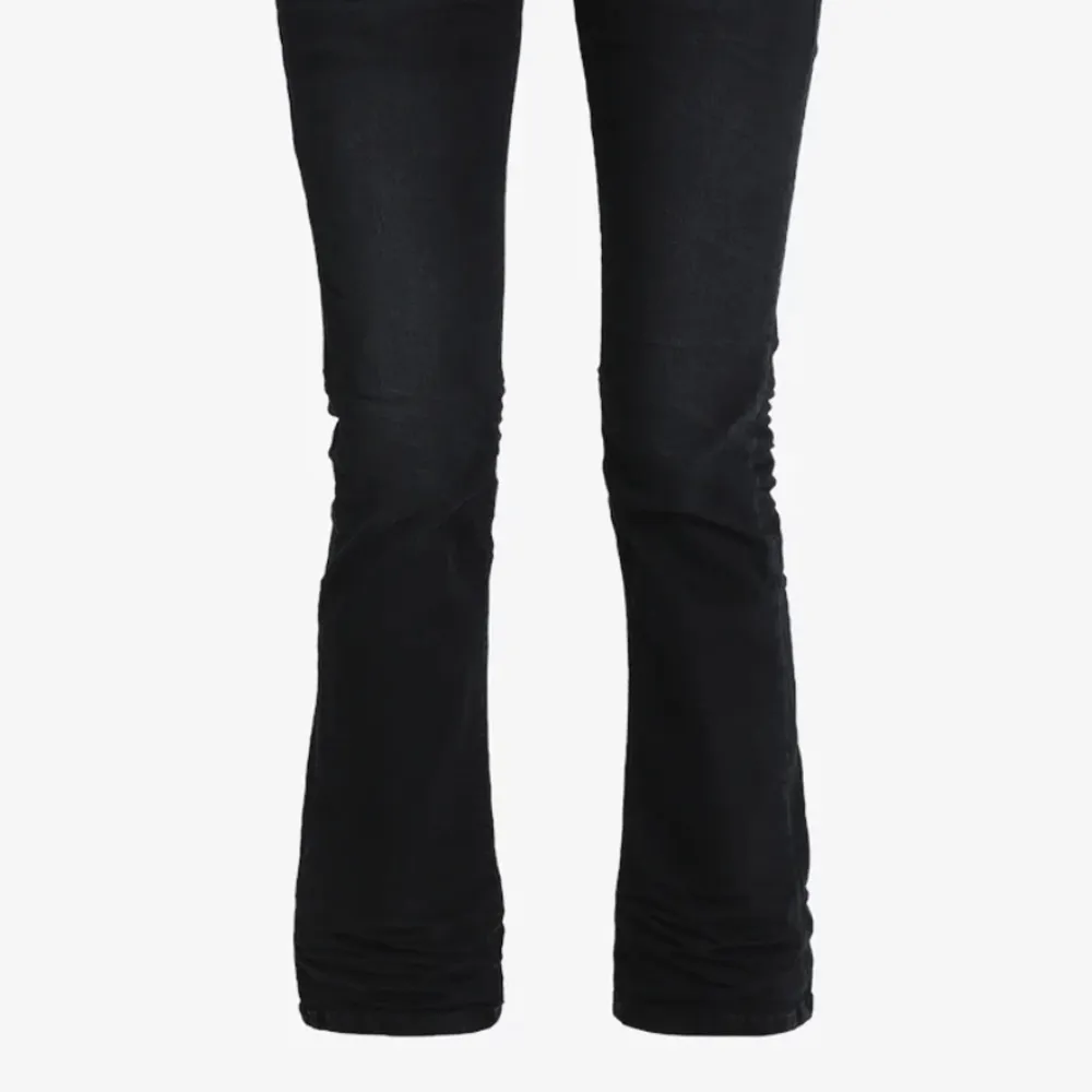 Supersnygga lowwaist, bootcut, svarta  LTB jeans i storlek 25:30☺️  Nypris: 830kr . Jeans & Byxor.