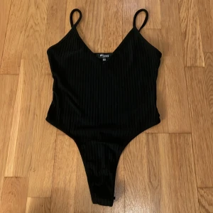 Body från Missguided  - Säljer nu denna body då den var för stor!💕 Vill ni ha fler bilder så går de självklart att lösa!💕