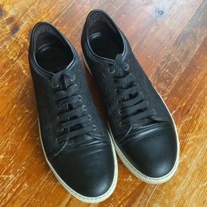 Unika lavinskor för ett bra pris. Orginalbox följer ej med - Lavinskor i bra skick 8/10 eftersom de har lite smuts under sulan( kom privat för bilder) säljer eftersom att min kille inte längre kan ha dem. OBS! Orginalbox medkommer ej. Jag köpte de secondhand och saknar därför kvitto.