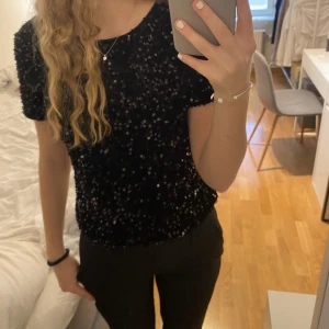 Glittertopp  - Jättefin glittertopp i storlek S från Vero Moda, endast använd vid 2 tillfällen så den är i väldigt bra skick! Nypris 399kr☺️