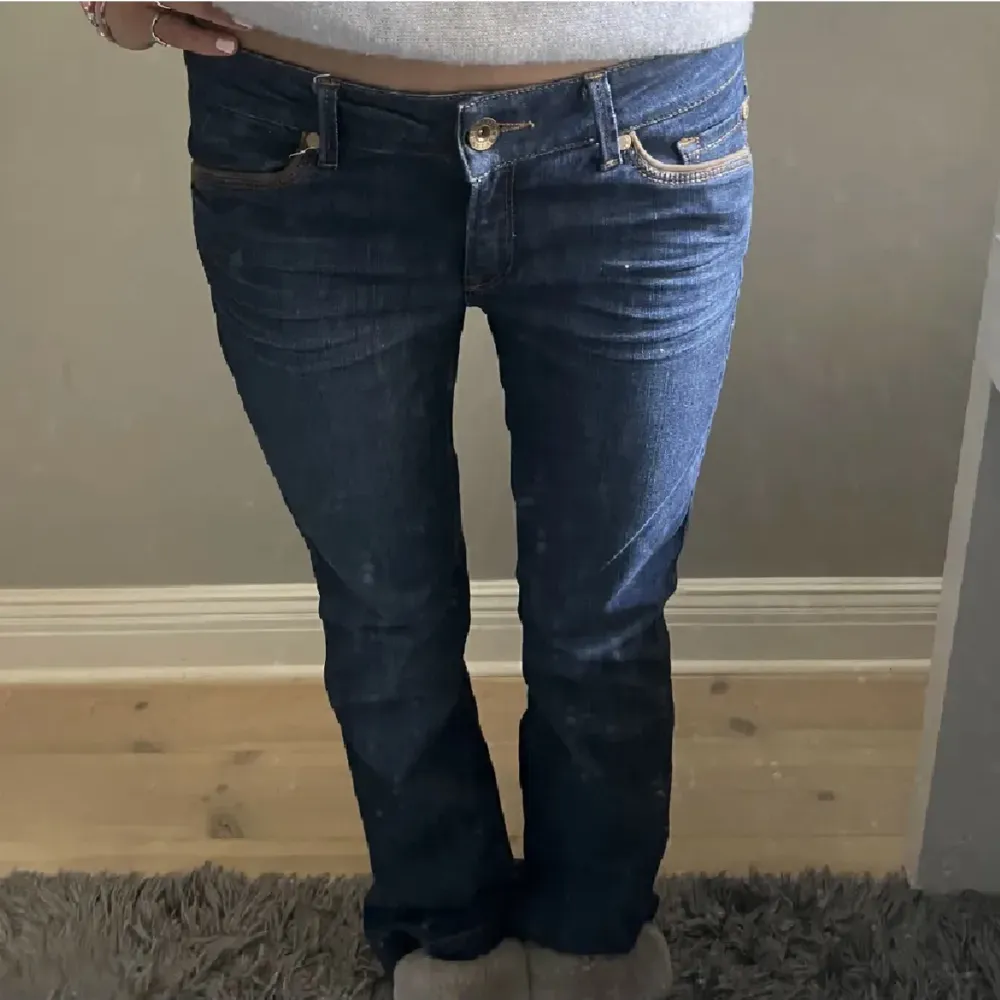 Skit snygga lågmidjade jeans💗 innerbenslängd 82cm och midjemått 80cm💗. Jeans & Byxor.