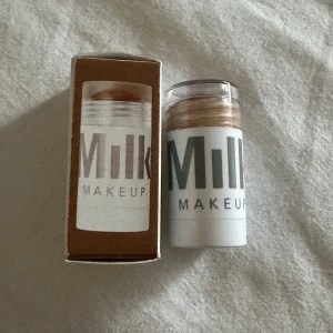 Milk Baked🤎 - en milk bronzer stick i färgen ”baked” (den ljusa), mer än hälften kvar och har kartongen kvar, säljer ganska billigt då jag behöver pengar💕