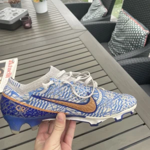 Fotbollsskor Nike mercurial vapor 15 elite FG - Väldigt bra skick inga skador bara lite smutsiga. Slutsålda överallt eftersom det är Ronaldos sista signatur färg han skapat. Nypris ligger runt 3000. Mitt pris går att diskuteras vid snabb affär.