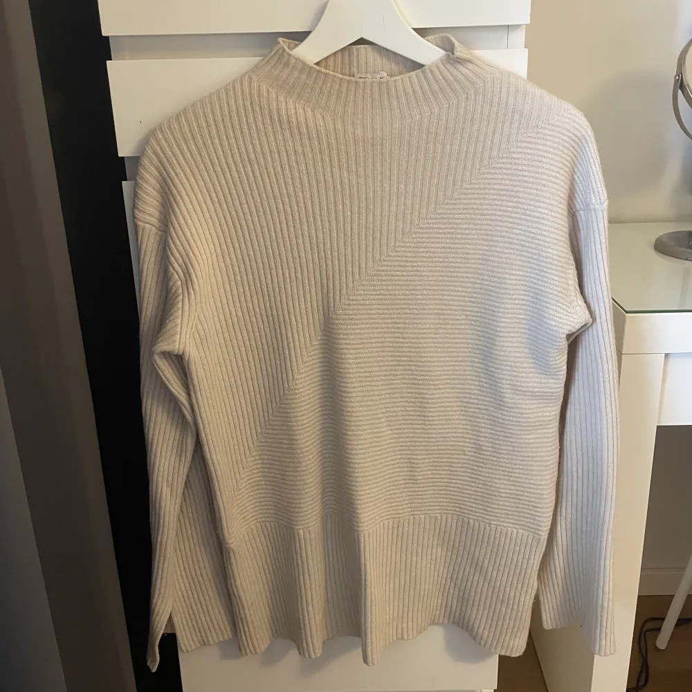 Fin ribbstickad tröja från Filippa k, lite grå-beige. Säljer endast vid bra pris 🥰 nypris 2400kr. Tröjor & Koftor.