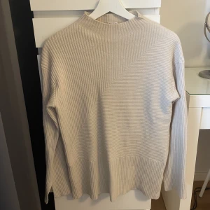 Tröja - Fin ribbstickad tröja från Filippa k, lite grå-beige. Säljer endast vid bra pris 🥰 nypris 2400kr