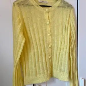 Gestuz knitwear beautiful color in very good condition. It says size  Xl but fits perfectly M-L too