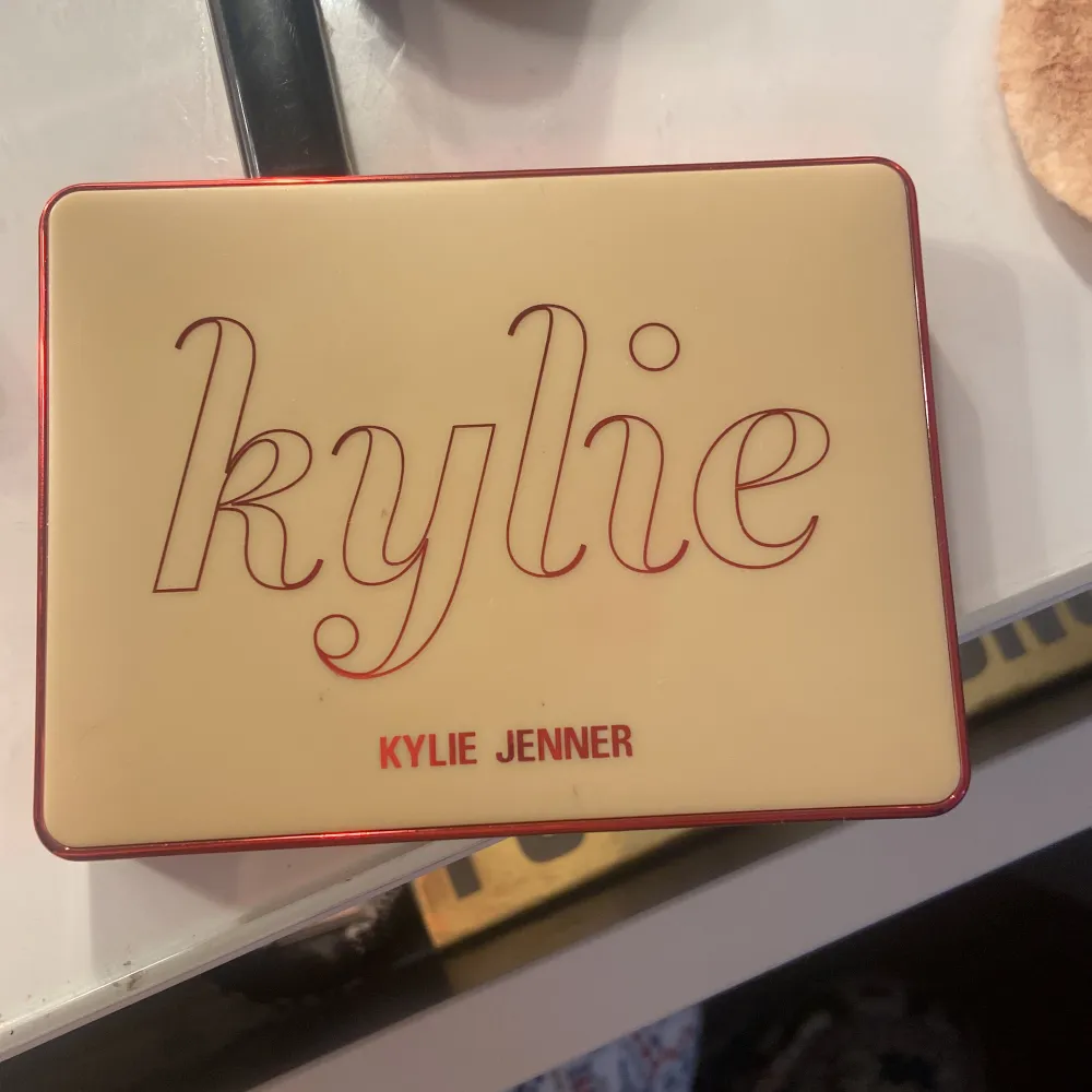 Oanvänd Kylie Jenner palett i nyskick, säljs pga att det är lite fel färger för mig. Vekligen jätte fin, skriv vid frågor elelr fler bilder. Pris kan alltid diskuteras💕. Övrigt.