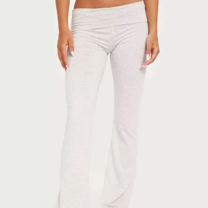 Yoga pants (ljus grå) - Yoga pants i ny skick (användt 4-5 gånger) från Nelly. Byxorna är i Xs men skulle nog passa både Xss och S.💕💕