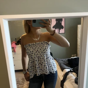 Blommig topp - Jätte snygg blommig bandou topp! Jätte bra skick!💞