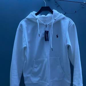 ralph lauren zip hoodie vit aldrig använd, bara testad, pris kan diskuteras och mer info vid intresse