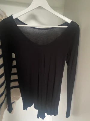 Zara långärmad tröja - Jättefin tröja från zara, liknar intimissmi tröjor ganska mycket på. Pris kan diskuteras! 🩷