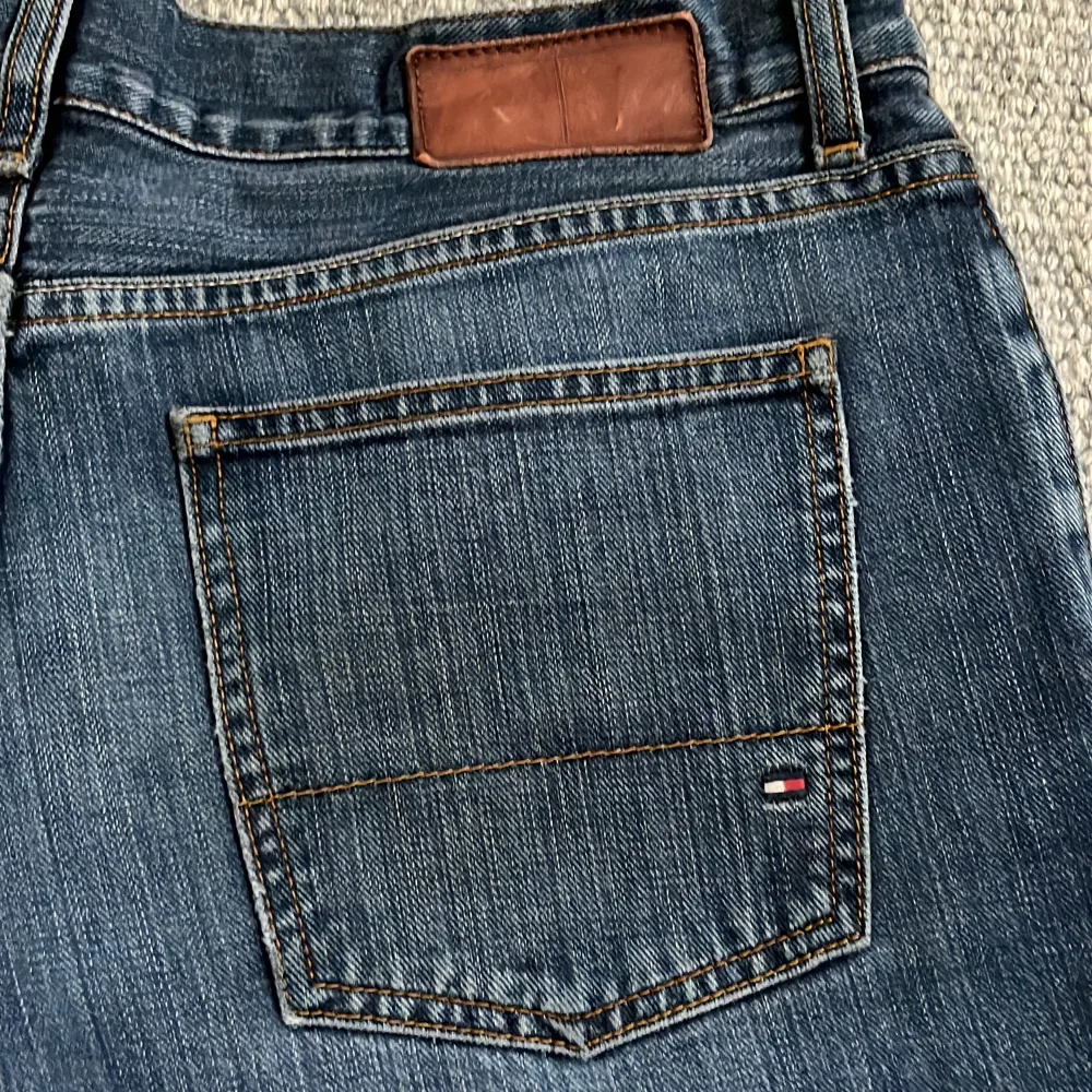 Feta vintage Tommy hilfiger jeans i fint skick, skriv vid funderingar. MVH Simon. Jeans & Byxor.