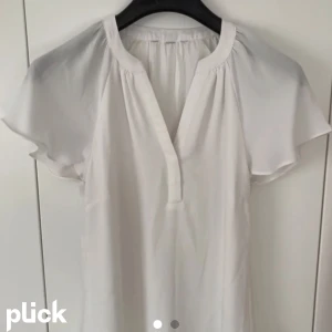 Hm blus - Säljer denna blusen från hm då den ej kommer till användning. Superbra skick!