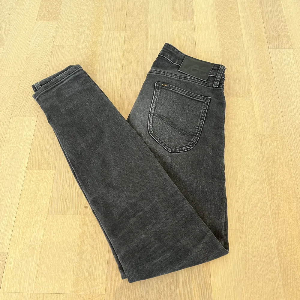 Snygga Lee jeans. Skick:9/10 knappt andvända. Hör av er vid frågor eller funderingar.. Jeans & Byxor.