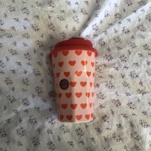 Kaffemugg - Säljer denna muggen som aldrig kommer till användning då jag inte dricker kaffe. Den är gjord av hård plast. Toppdelen är i silikon. 