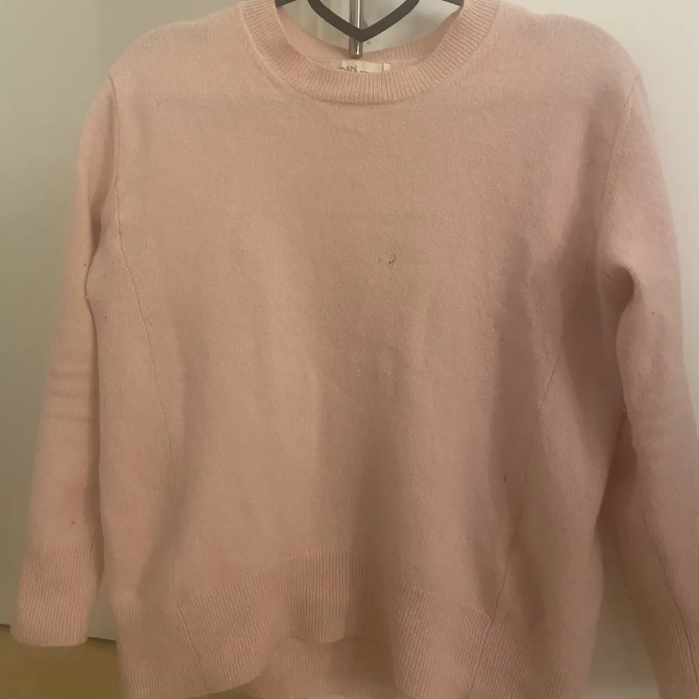 Säljer min fina rosa stickade tröja då den inte kommer till användning, den är i 100% kashmir. Superfint skick förutom de två hålen som syns på bilderna, men det är inget man tänker jättemycket på och lätt att fixa💓💓använd gärna köp nu . Stickat.