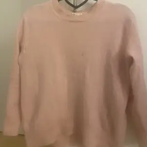 Säljer min fina rosa stickade tröja då den inte kommer till användning, den är i 100% kashmir. Superfint skick förutom de två hålen som syns på bilderna, men det är inget man tänker jättemycket på och lätt att fixa💓💓använd gärna köp nu 