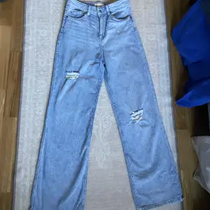 Blåa midwaist jeans i bra skick! Dom är losse nertill och lite tajtare vid höfterna. 