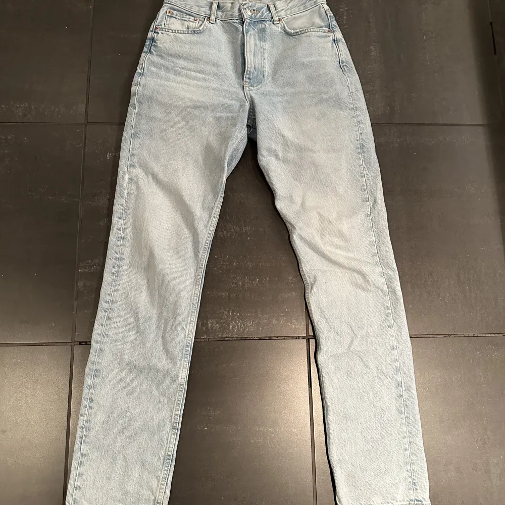 Super fina raka jeans i storlek 36. Köpt från Gina tricot för 599kr. Jeans & Byxor.