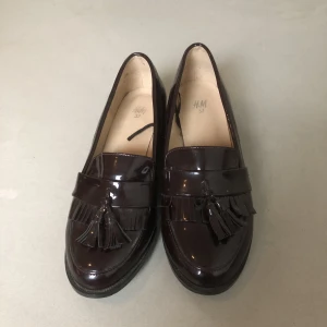 Loafers 37 - Oanvända från hm! Rödaktiga 