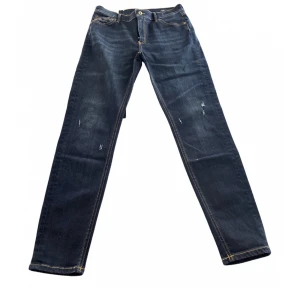 Dondup jeans - Slimjeans från dondup perfekta inför hösten till sjukt bra pris! Storlek 31 Skick 8/10 Pris 599