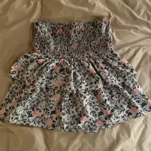 Säljer denna supersöta blommiga kjolen från Vero Moda😍Säljer då den knappt kommit till användning💓💓