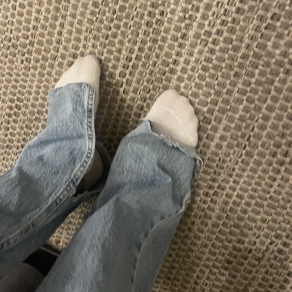 Långa bootcutjeans med hög midja och slita vid foten. Byxorna har jättefin passform! Bra skick☺️. Jeans & Byxor.