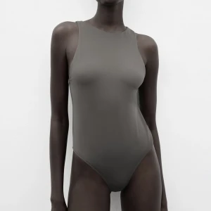 Grå body  - Body från Zara, aldrig använd ! Bara testad. Säljer då den inte kommer till användning. Den är skrynklig då den legat vikt i garderob. 