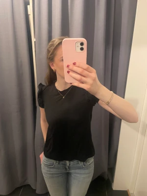 T-shirt med volanger - T-shirt med volanger på axlarna! Inga defekter☺️