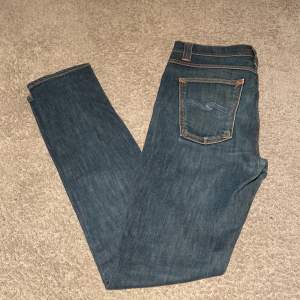 Säljer nu ett par nudie jeans i modellen Lean Dean. Jeansen är i storlek 31/34 Hör gärna av er vid frågor och funderingar i pm