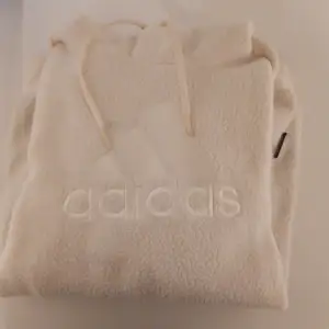 Adidas hoodie i väldigt fint skick!
