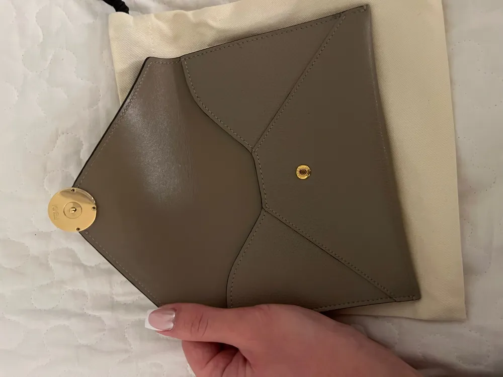 Säljer nu min Fendi clutch bag, använd fåtal gången vid speciella tillfällen.  Inga skador eller repor.  Vid intresse kan fler videos och bilder skickas ☺️. Väskor.