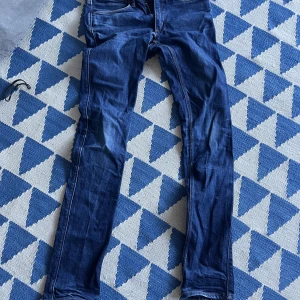 Blåa acne jeans  - 28/32  Knappt använda