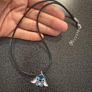 Nytt halsband med STITCH. Köp idag, imorgon kan det vara sålt.