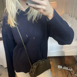 Stickad hoodie  - Stickad hoodie, aldrig använd 