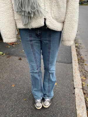 Lågmidjade jeans - Säljer dom här supercoola jeansen utan fickor där bak❤️❤️❤️man kan även ändra storleken i midjan med hjälp av bältet
