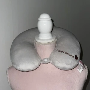 Nackudde - Skön nackkudde i ljusgrå färg. Väldigt fin. Har även en knapp på framsidan. Helt ny, för bara 129kr❤️