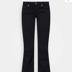  Svarta Lågmidjade bootcut jeans från only använd några gånger men inga defekter. Säljer för de inte passar mig längre. Köpta för 400 helt slutsålda 