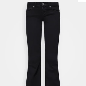 Only lågmidjade jeans -  Svarta Lågmidjade bootcut jeans från only använd några gånger men inga defekter. Säljer för de inte passar mig längre. Köpta för 400 helt slutsålda 