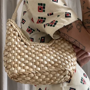 Axelremsväska flätad - Söt vintage clutch i utmärkt skick. Snygg att ha som den är eller att ha innerfodret att sticka ut (bild 2). 