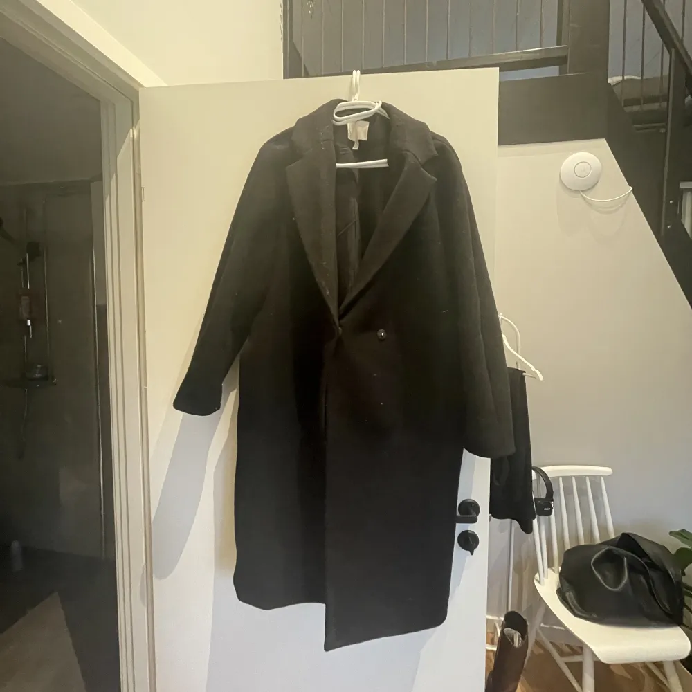 En svart dubbelknäppt kappa ifrån hm i ull. Väldigt varm och skön. Fint skick, köpt förra året. (Nypris hos hm 799kr). Jackor.