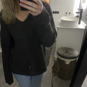 stickad tröja  - stickad tröja från only i strl S. använd ett fåtal gånger så som i nyskick! 