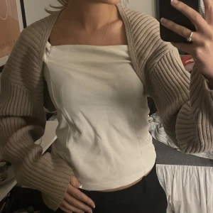 Kort stickad kofta - Kort stickad beige kofta