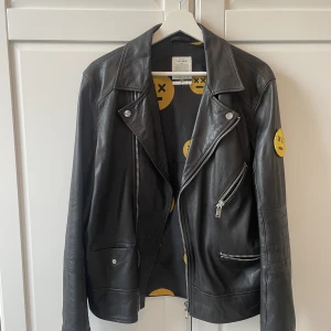 Skinjacka äkta läder - Superfin skinnjacka i bikermodell. Storlek small. Helt och fint innerfoder och inga hål. Sparsamt använd och fint skick. Mjuk i skinnet. 
