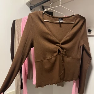 Topp med knytning  - Använd endast en gång! Nyskick. Bekvämt material med stretch.